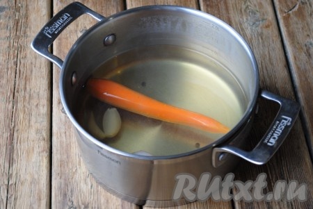 Варить овощной бульон 30 минут на небольшом огне (до мягкости овощей). Бульон процедить, лук, перец и лавровый лист выбросить, а морковь вынуть и отложить в сторону (она нам понадобится в дальнейшем). Отлить половину стакана бульона и остудить.&nbsp;
