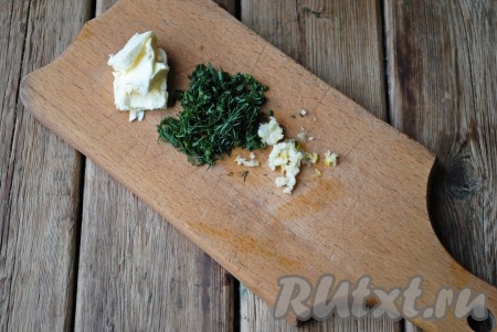 Суп посолить, добавить мелко нарезанный укроп, пропущённый через пресс чеснок и сливочное масло. Проварить 1 минуту и снять суп с огня. 