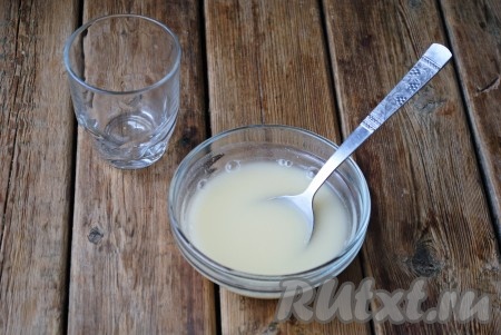 Влить к кукурузной муке остывший овощной бульон и хорошо перемешать. Если у вас нет кукурузной муки, можно кукурузную крупу пробить в кофемолке в очень мелкую крошку.&nbsp;
