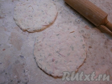 Стол присыпать мукой, тесто обмять и нарезать его на 7-8 частей. Каждую часть раскатать (присыпая кусок теста мукой) в лепешку толщиной около 0,5 см.
