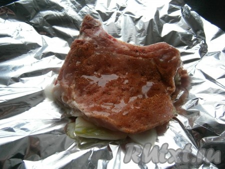 Сбрызнуть мясо растительным маслом.