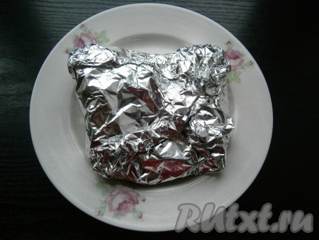 Завернуть свинину в фольгу.