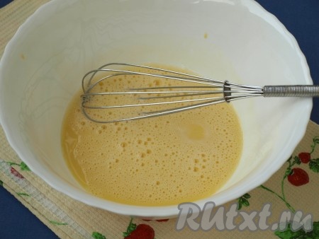 Влить молоко и взбить до появления пенки.
