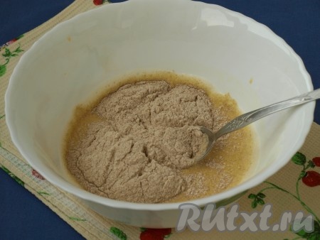 Добавить овсяную муку и тщательно перемешать.
