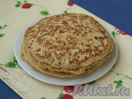 Сложить блинчики стопочкой на тарелку и дать им немного отдохнуть, они станут мягкими и не будут ломаться.
