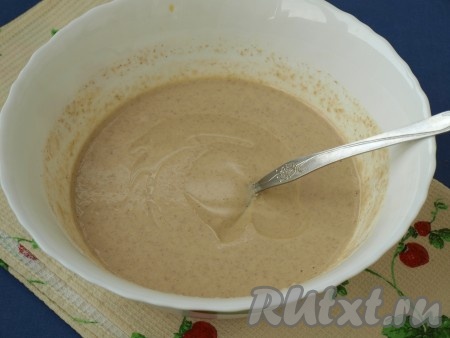 Разбавить тесто водой и добавить рафинированное масло. Оставить на 10 минут. Консистенция теста получится, как магазинная сметана.
