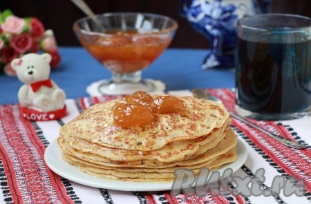 Подаём блинчики&nbsp;из овсяной муки, замешанные на молоке, к чаю, дополнив вареньем или мёдом.
