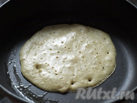 Сковороду разогреть, смазать растительным маслом и налить половником тесто, дать ему растечься по поверхности. Жарить блины&nbsp;из овсяной муки на среднем огне до появления дырочек.