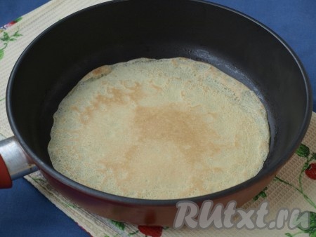 Затем блинчик перевернуть и обжарить вторую сторону. Далее также выпекать оставшиеся блины. Сковороду больше не смазываем маслом, так как мы добавили немного масла в само блинное тесто и оно не будет давать нашим блинам при выпечке приставать к сковороде.
