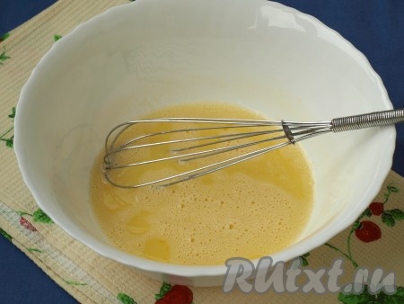 Смешать молоко и воду в отдельной ёмкости и добавить в яичную смесь половину этой жидкости, перемешать.
