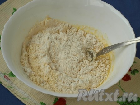 Просеять всю муку и тщательно размешать, чтобы не осталось комочков.
