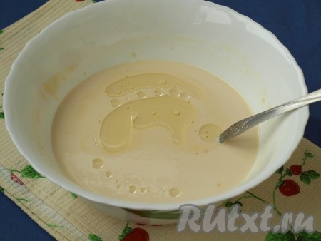 Добавить в тесто растительное масло, перемешать. Тесто будет жидкое.
