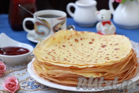 Сложить наши вкусные блинчики на тарелку и подать к столу. Посмотрите, какие тонкие блины получились из теста на молоке и воде! Настоятельно рекомендую попробовать этот абсолютно не сложный рецепт.
