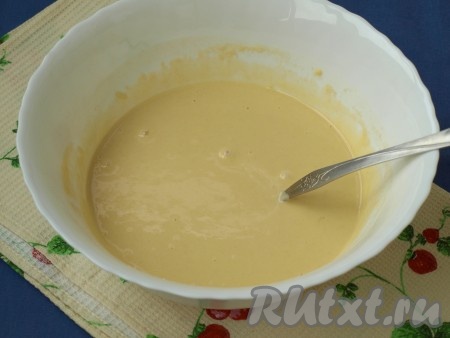 Затем влить оставшуюся смесь молока и воды, размешать.
