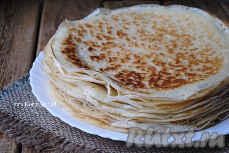 Дрожжевые блины, замешанные на сыворотке, получаются нежными, мягенькими, вкусными и дырчатыми.
