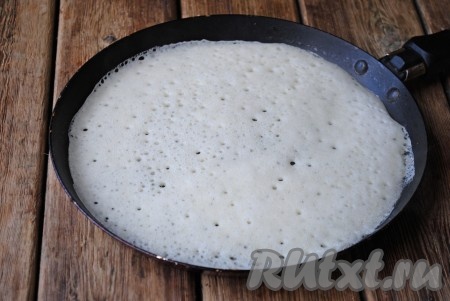 Сковороду хорошо разогреть, перед жаркой первого блина сковороду нужно смазать растительным маслом. Налить немного теста и равномерно распределить его по поверхности сковороды.&nbsp;
