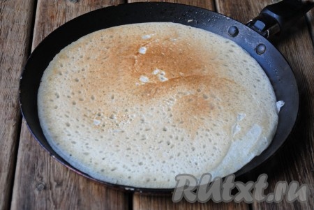 Каждый блинчик жарить на среднем огне до золотистого цвета с двух сторон (по несколько минут с каждой стороны). В результате у меня получилось 12 блинов.&nbsp;

