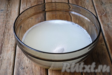 Добавить к сыворотке сахар и щепотку соли, перемешать и всыпать дрожжи.&nbsp;
