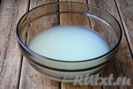 Тёплую сыворотку налить в миску.&nbsp;
