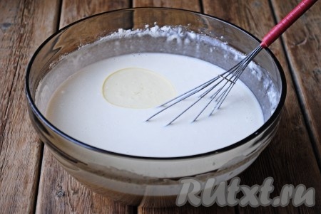 Частями добавляя просеянную муку, взбить тесто с помощью миксера или венчика до однородности. Тесто должно получиться жидким и без комочков. Влить растительное масло и ещё раз перемешать.&nbsp;
