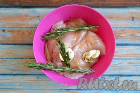 Сложить обе части куриного филе в глубокую миску, залить соевым соусом. Добавить веточки розмарина (можно всыпать половину чайной ложки сухого розмарина или других ароматных трав). Зубчики чеснока очистить, разрезать на 2-3 части и выложить к мясу. Приправить куриное филе солью (только не пересолите, ведь соевый соус достаточно соленый) и черным молотым перцем, перемешать, закрыть пищевой пленкой и оставить в холодильнике минимум на 1 час.&nbsp;
