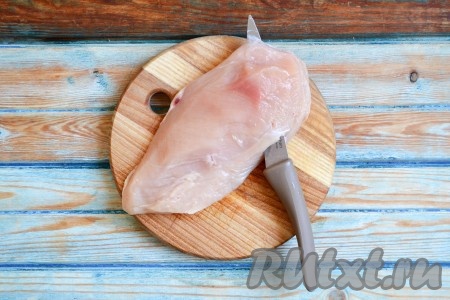 Для того чтобы результат был не только вкусным, но при этом и глаз радовал своим великолепным видом, филе нужно выбирать целое, не поврежденное, ровное. Филе вымыть и обязательно зачистить от прозрачной пленки. Обсушить мясо салфетками и разрезать вдоль.
