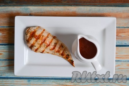 Неимоверно нежное, сочное и ароматное куриное филе, приготовленное на сковороде гриль, сразу же подать к столу.
