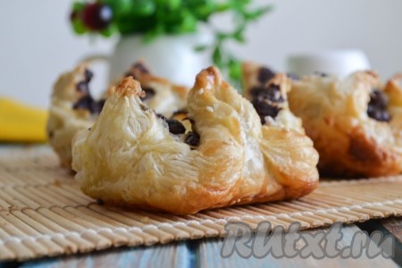 Слойки с шоколадом из слоеного теста