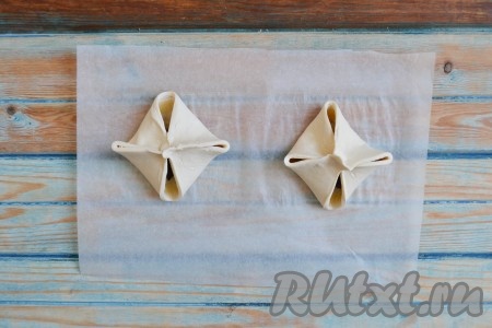 Соединить сверху все 4 уголка каждой заготовки.
