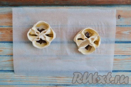 Затем соединить между собой края каждой стенки.
