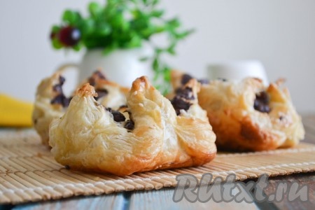 Неимоверно нежные, воздушные слойки с шоколадом подать на стол сразу же после остывания. Готовое слоеное тесто - это просто находка, ведь из него просто и быстро можно испечь аппетитные слойки с начинкой.
