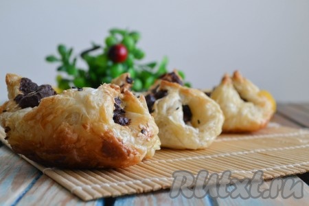 Выпекать около 20 минут (до румяности) при температуре 180 градусов.
