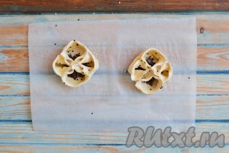 Смазать заготовки яйцом и присыпать кунжутом.
