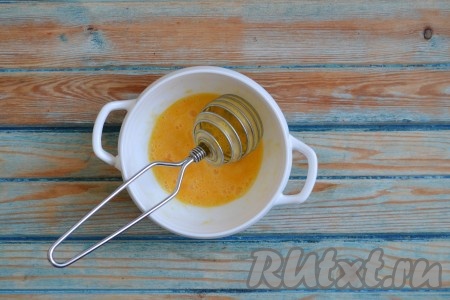 Яйцо немного взбить венчиком или расколотить вилкой.
