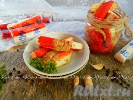 По истечении времени закуска будет готова, крабовые палочки насытятся ароматом специй и пряностей. Маринованные крабовые палочки получаются очень вкусными. Их можно подать в качестве самостоятельной закуски или приготовить с ними различные салаты. Это замечательное блюдо в корейском стиле понравится многим, попробуйте!