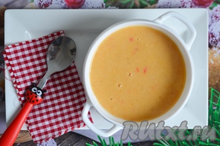 Неимоверно вкусный, сытный и очень нежный суп-пюре из белой фасоли разлить по тарелкам и подать на стол в теплом виде.

