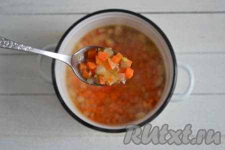 Проварить 5-7 минут на небольшом огне, по вкусу всыпать соль и молотый черный перец.
