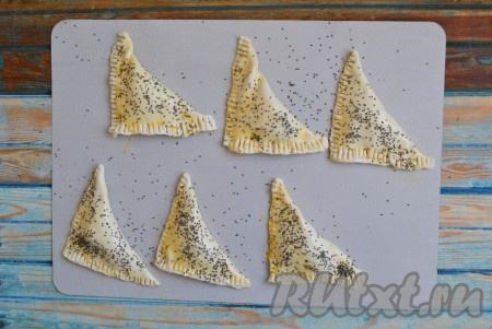 Смазать заготовки слоек взбитым яйцом, по желанию, посыпать семенами чиа.
