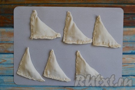 Накрыть отдаленным уголком квадрата и соединить края, лучше для этого использовать вилку - края будут надежно соединены между собой и получится красивый, ребристый рисунок.