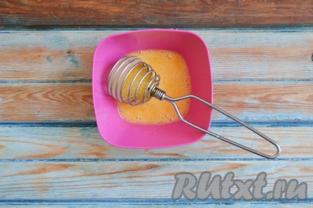 Одно куриное яйцо взбить немного венчиком. 