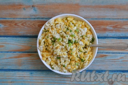 В смесь сыра и яиц по вкусу всыпать соль (аккуратно добавляйте соль, так как сыр бывает разной солености), черный молотый перец и тщательно перемешать. Начинка для слоек готова.