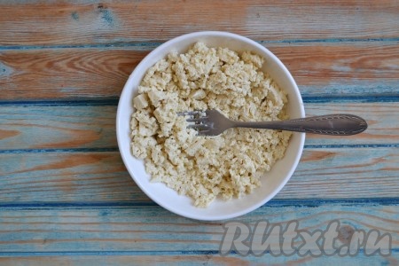 Мягкий сыр растолочь вилкой.