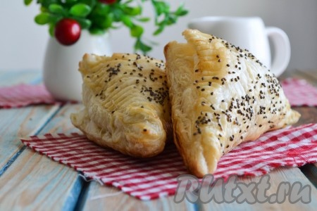 Слойки с сыром и яйцом получаются настолько нежными, воздушными и пышными, что кушать их одно удовольствие! 
