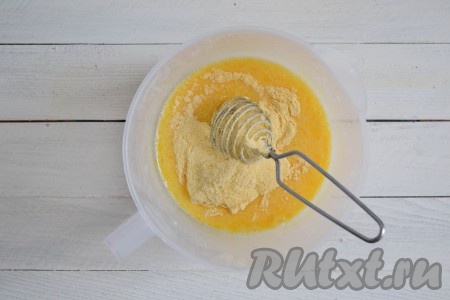 Всыпать кукурузную муку.
