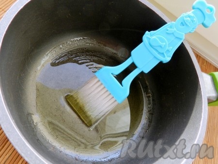 Для приготовления риса по этому оригинальному способу необходимо в толстостенную кастрюлю налить оливковое (или растительное) масло и смазать им дно и стенки кастрюли с толстым дном.