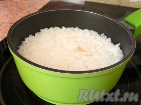 Накрыть крышкой, довести до кипения, уменьшить огонь и варить минут 12-15 (вода полностью испарится, а рис полностью приготовится, но при этом не разварится).