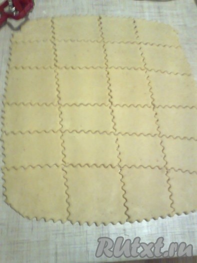 Накройте или заверните тесто в пленку и отправьте в холод на 2 часа или больше (можно до утра). Выложите охлажденное тесто на слегка посыпанный мукой стол и обомните. Раскатайте тесто толщиной 5-7 мм, с помощью фигурного ножа нарежьте его на квадраты или как вам нравится.