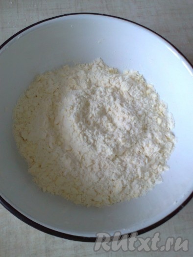 Для начала в просеянную муку надо добавить соль. Сливочное масло из морозилки натереть на терке, добавить в муку. Растереть муку с маслом до крошки.