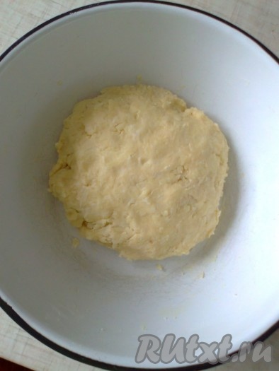 Замесите тесто. Оно будет мягким. Сформируйте из теста шар.