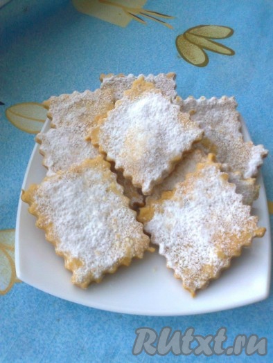 Готовое печенье сразу же густо посыпьте сахарной пудрой, смешанной с ванильным сахаром.